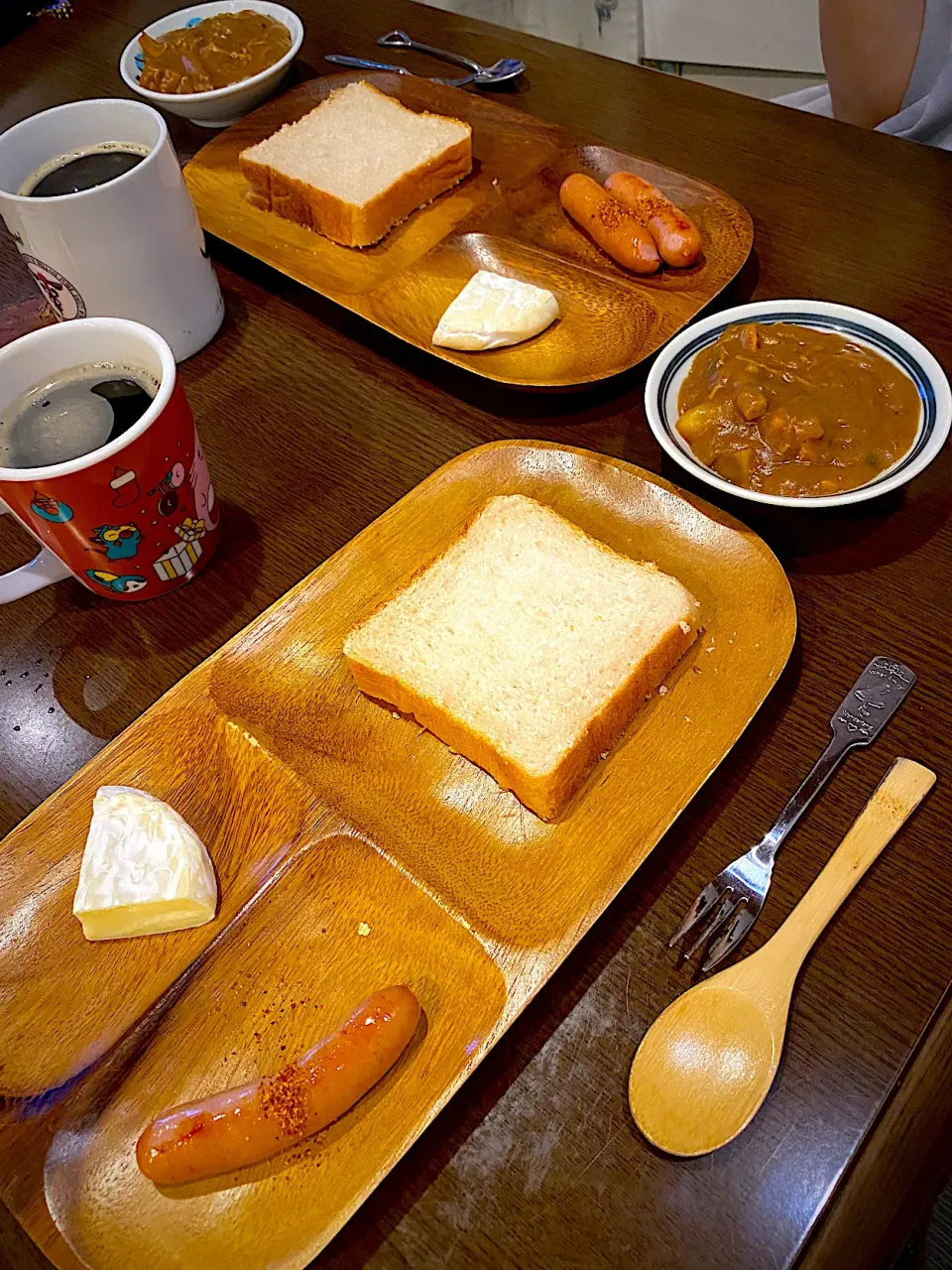 二代目英三郎食パン　カマンベールチーズ  焼きソーセージ　チキンカレー　コーヒー|ch＊K*∀o(^^*)♪さん