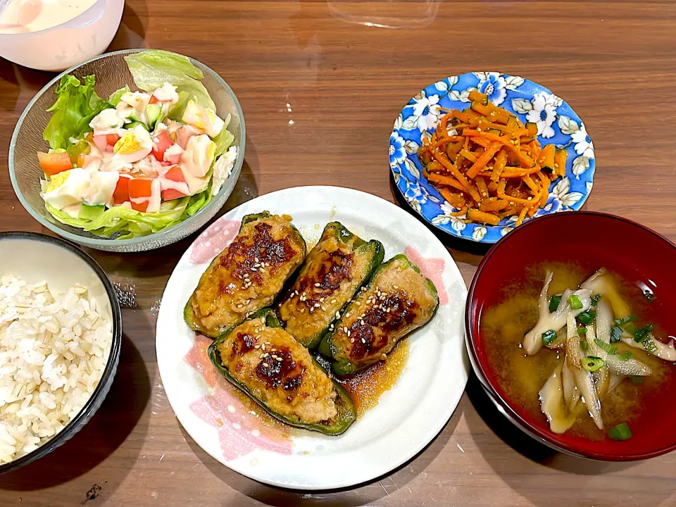 ピーマン肉詰め　舞茸とごぼうの味噌汁　かぼちゃと人参の胡麻きんぴら　コブサラダ|おさむん17さん