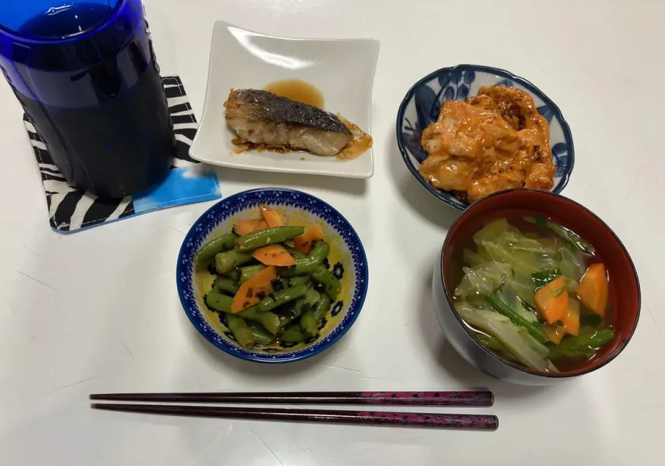 晩御飯☆鶏むねのオーロラ炒め☆中華和え（いんげん・人参・太ちくわ）☆ほっけの切り身☆みそ汁（キャベツ・人参・ほうれん草）|Saharaさん