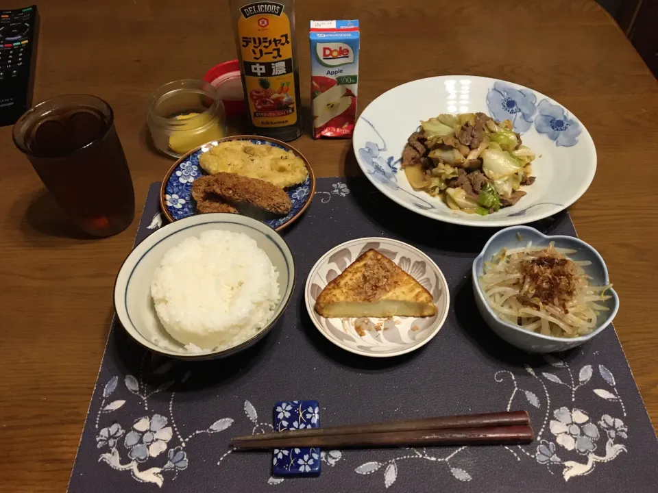 ご飯、回鍋肉、カニクリームコロッケ、レンコン天、もやしのお浸し、豆腐ソテー、沢庵、烏龍茶、Doleアップル100%ジュース(夕飯)|enarinさん