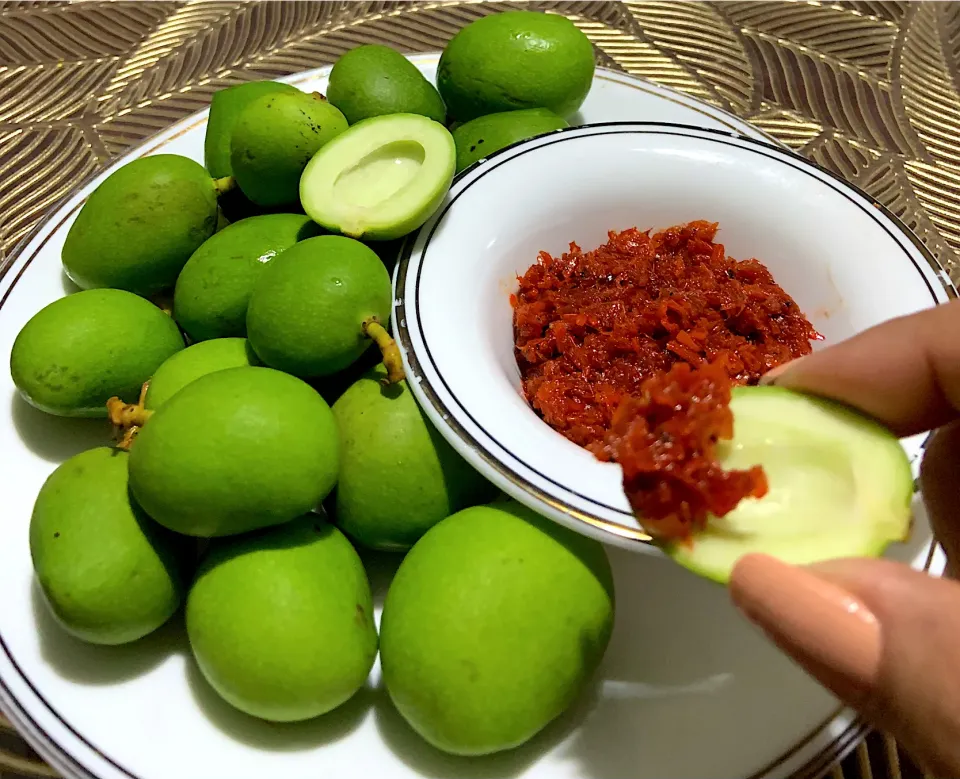 Small manggo with sweet salty spicy shrimp paste|Ahnneさん