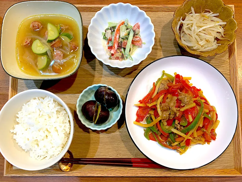 今日の夜ご飯(チンジャオロース、もやしナムル、カニカマサラダ、ズッキーニスープ、栗)|cocomikaさん