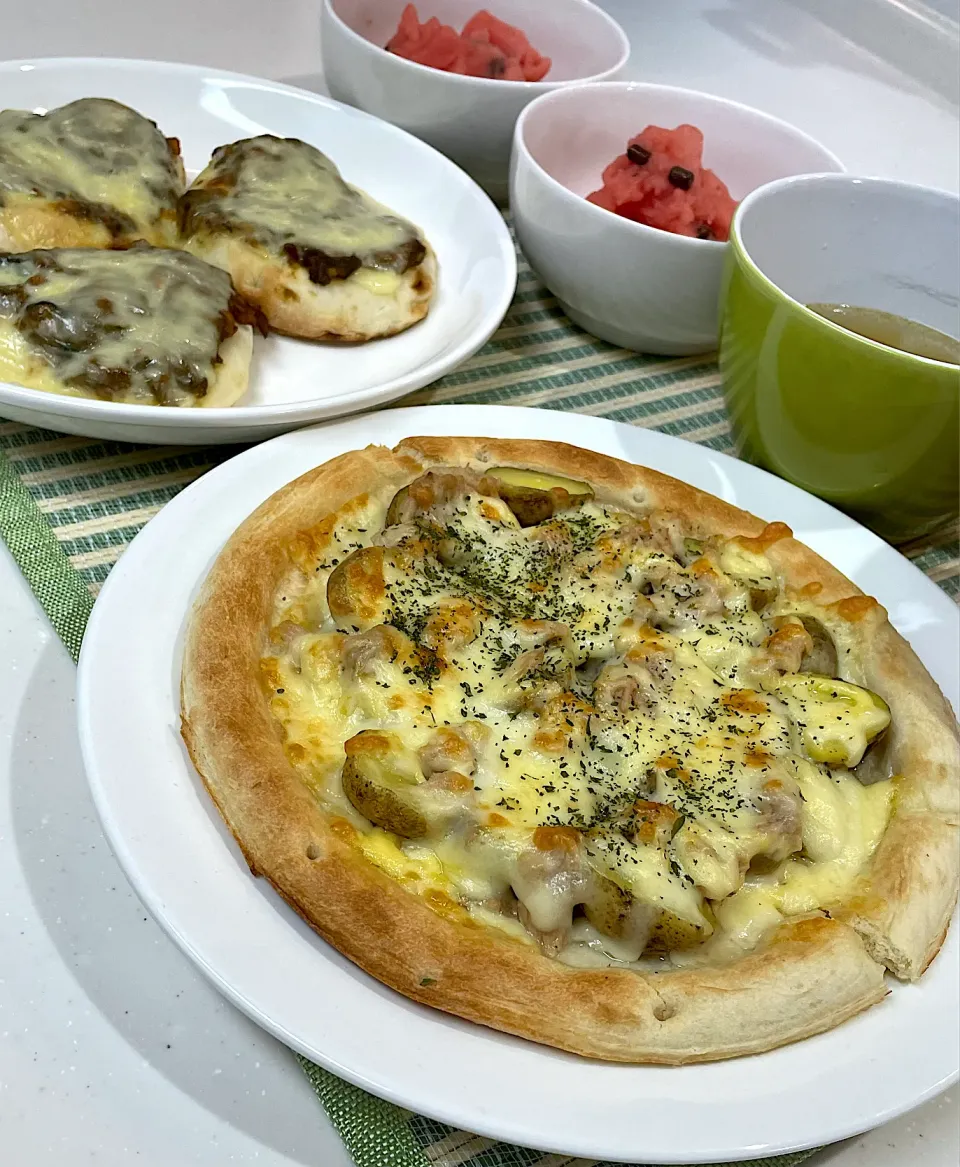 Snapdishの料理写真:アイダホピザとカレーナンピザ🍕|うららさん