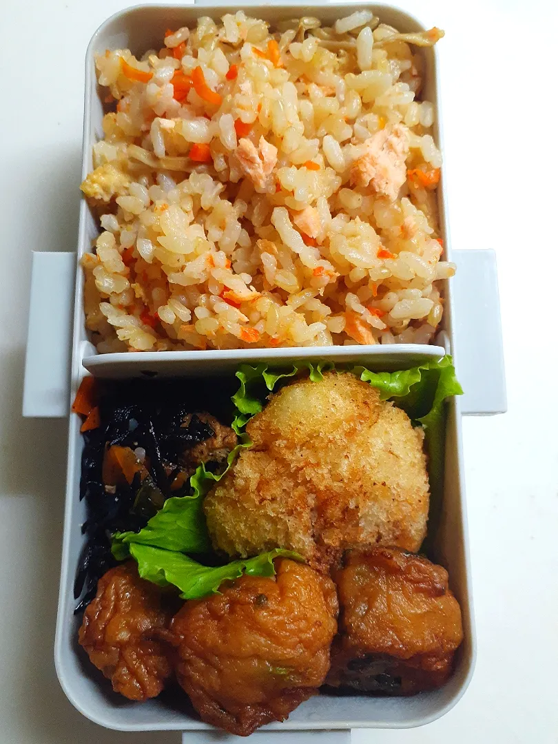 ☆中学生弁当☆鮭ときのこの炊き込みご飯、ひじき煮物、ツナコロッケ、薩摩揚げ|ｼｮｺﾗさん