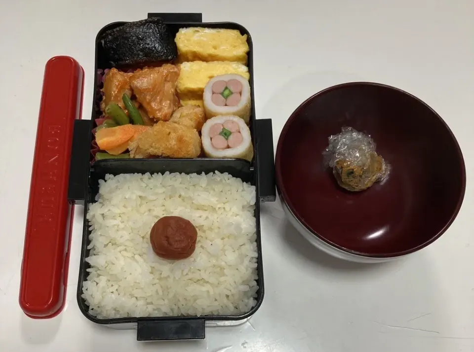 Snapdishの料理写真:パパ弁☆鮭☆卵焼き☆鶏むねのオーロラ炒め☆海老フライ☆花ちくわ☆いんげんの中華和え☆みそ玉|Saharaさん