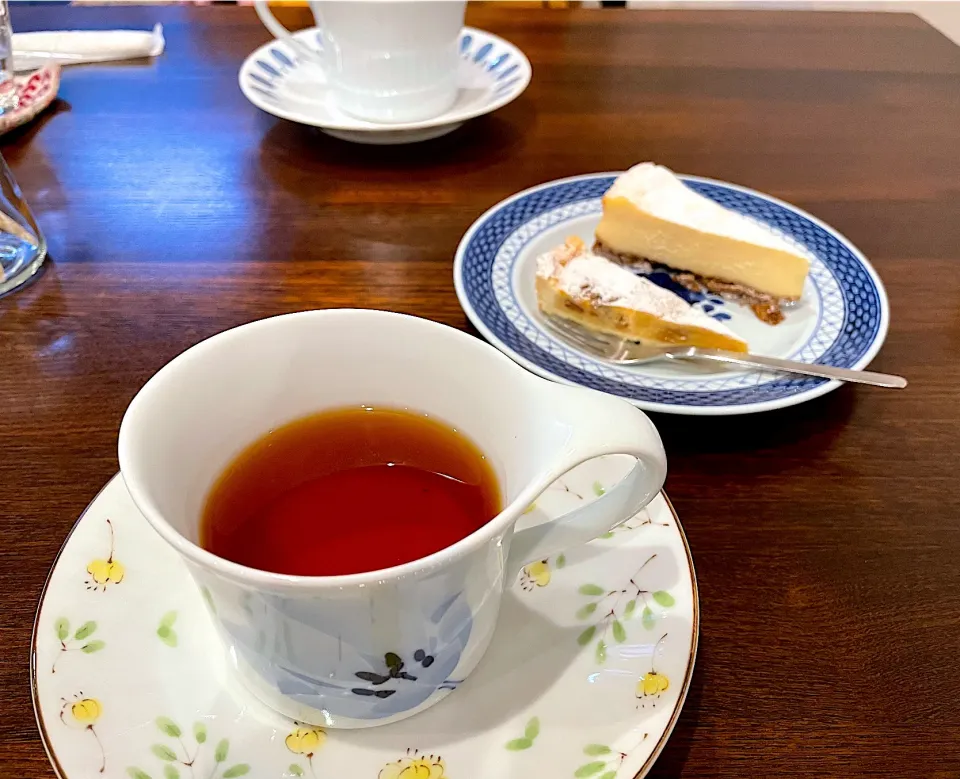 ご縁紅茶、ハーフ&ハーフ（さわやかレモンチーズケーキ&オトナなクルミのタルト）　@喫茶ことだま|こいちさん