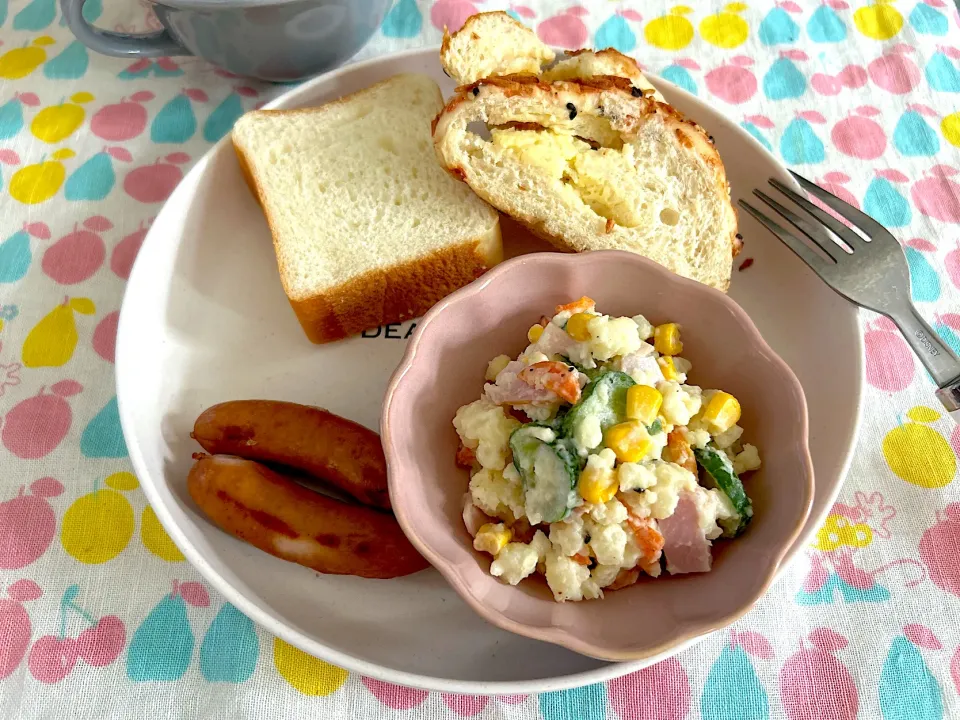 Snapdishの料理写真:ポテトサラダで朝ごはん|こずりんさん