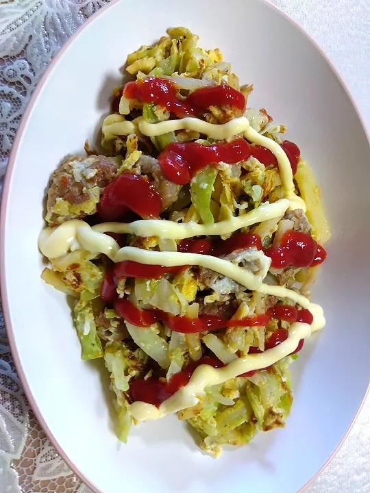 昼ご飯!～冷凍ハンバーグ🥔キャベツ卵で
適当炒め😌🩷|m.rafuさん