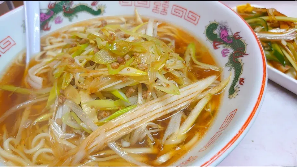 Snapdishの料理写真:【1946年創業】 
岐阜屋 
葱ラーメン（650円） 
＋豚耳中華あえ（450円） 
@新宿4分 思い出横丁
23235 (245,264)|大脇さん