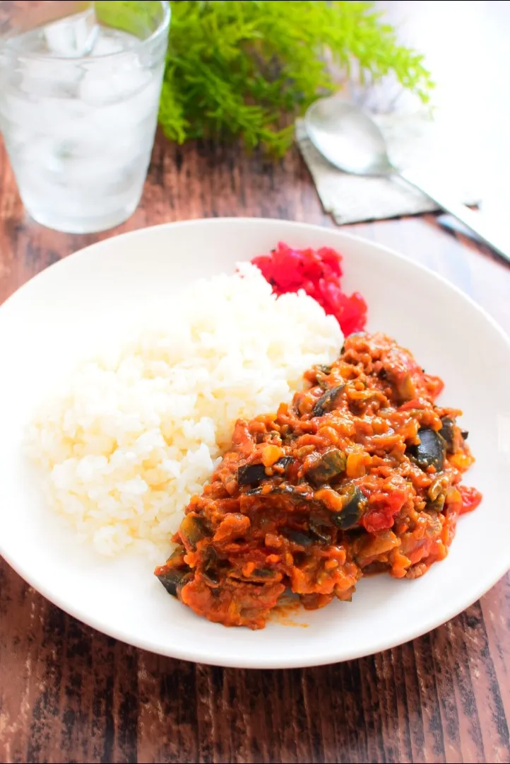 トマトたっぷり！なすひき肉カレーのレシピ|アマイモノ・クウ蔵さん