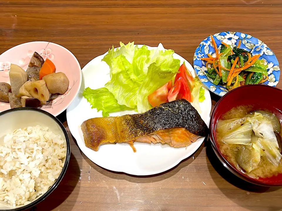 鮭のムニエル醤油レモンバターソース　焼き茄子とキャベツの味噌汁　小松菜と人参の胡麻和え　煮物|おさむん17さん