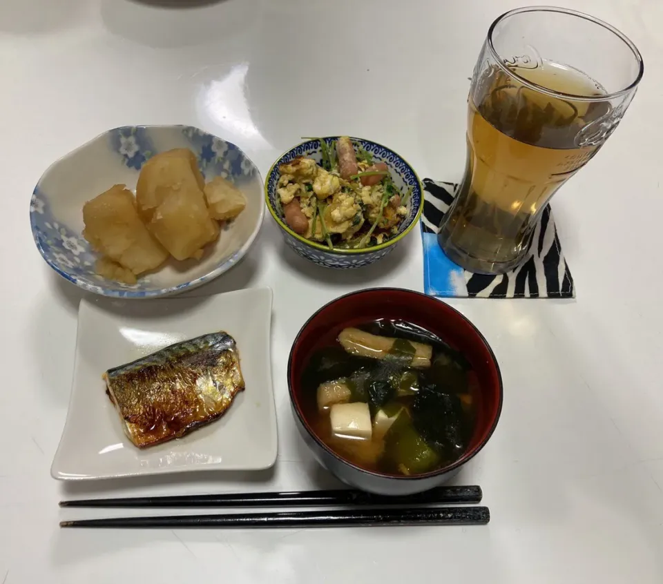 晩御飯☆塩鯖☆じゃが芋の煮っ転がし☆豆苗の卵炒め（豆苗・ポークビッツ・卵）☆みそ汁（豆腐・ワカメ・揚げ）|Saharaさん