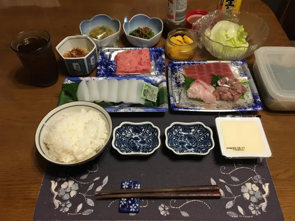 Snapdishの料理写真:ご飯、鮪、ハマチ、鯵のたたき、大めばちまぐろのたたき、そでいかお造り、もやしのお浸し、小松菜のお浸し、自家製ネギぬた、沢庵、絹豆腐、レタスサラダ、金華鯖寿司、六条麦茶(夕飯)|enarinさん