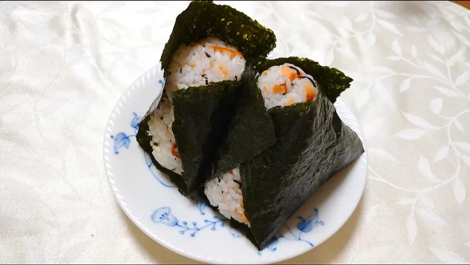 10/4の夜勤弁当
塩鮭と梅干しの混ぜ込みおにぎり🍙|卯月さん