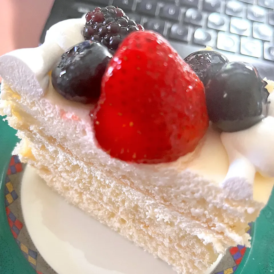 Vanilla Chantilly cream berry cake|🌺IAnneさん