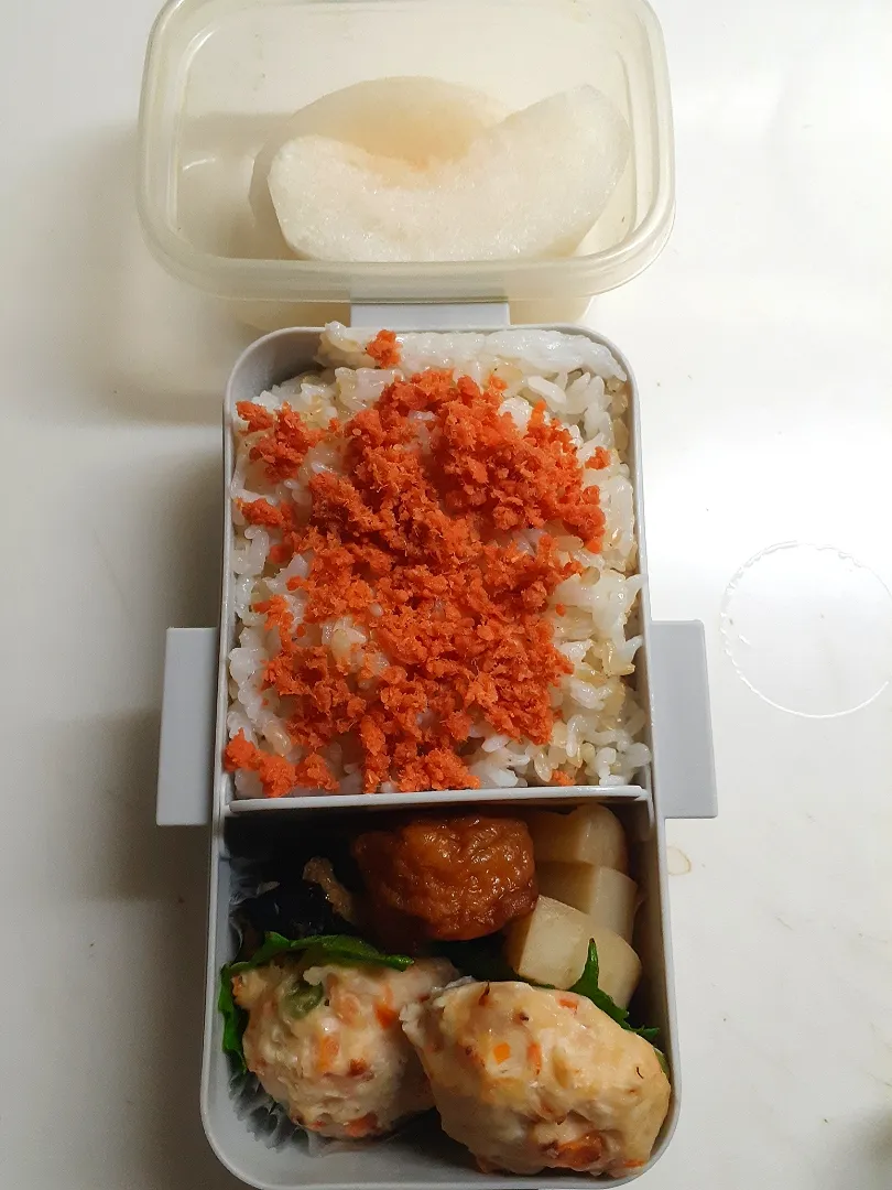 ☆中学生弁当☆玄米入り鮭ごはん、切干大根、薩摩揚げ煮物、つくね、梨|ｼｮｺﾗさん