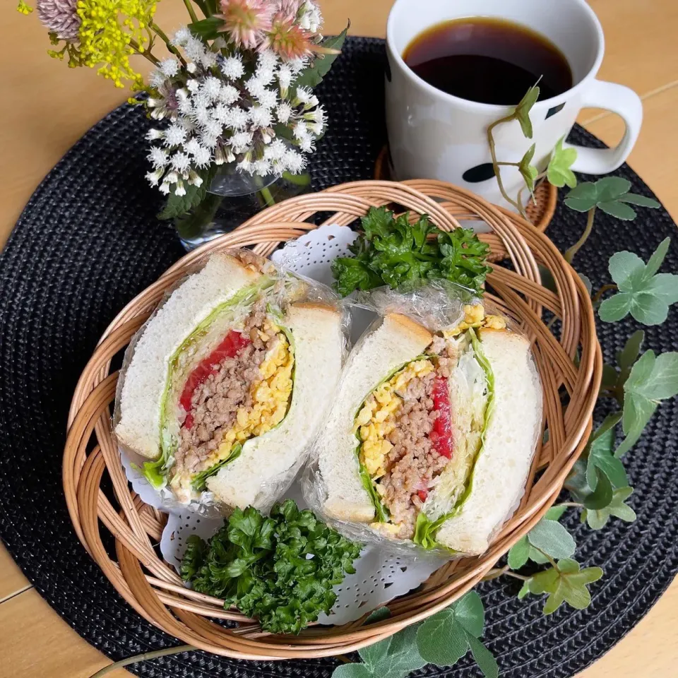 Snapdishの料理写真:10/5❤︎鶏たまそぼろサンド🌱
お弁当の残り物で…✨

＊ 白神ソフトフランスパン
＊ 鶏そぼろ
＊たまごそぼろ
＊フリルレタス ＊キャベツ ＊トマト|Makinsさん