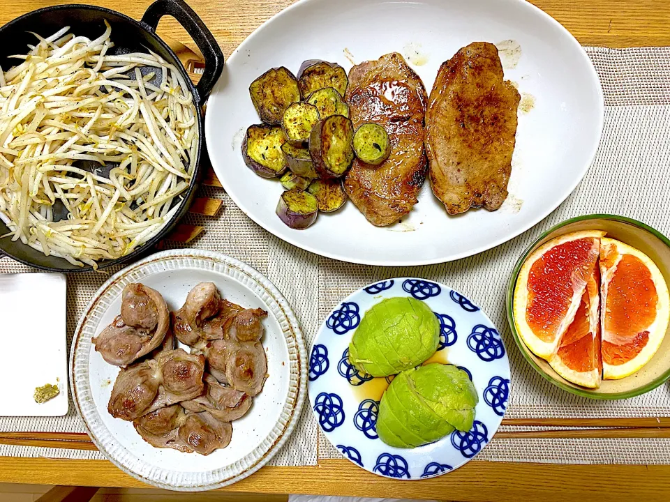 亜麻仁豚・砂肝・なす・もやしのソテー🐖、アボカドポン酢🥑、味噌汁、さつまいもご飯🍠、ピンクグレープフルーツ|1614さん