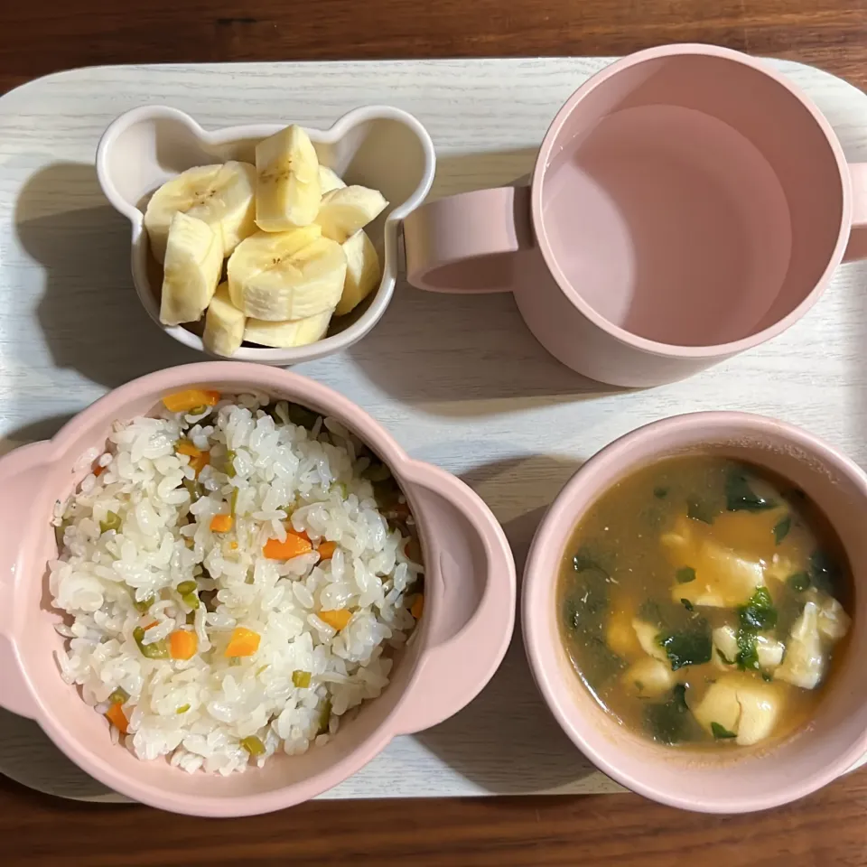 しらすと野菜のまぜごはん、豆腐とほうれん草のみそ汁、バナナ、湯冷し|km2571さん