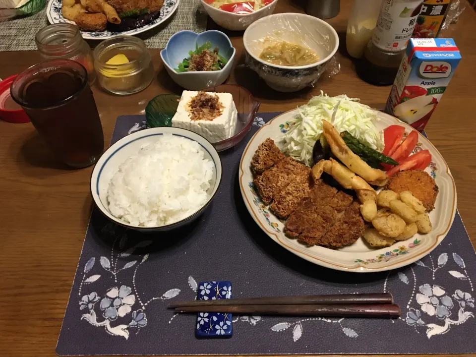 ご飯、ロースとんかつ、メンチカツ、帆立のクリームコロッケ、チーズ揚げ、ニンニク天の唐揚げ、サラダ、冷奴、小松菜のお浸し、沢庵、烏龍茶(夕飯)|enarinさん