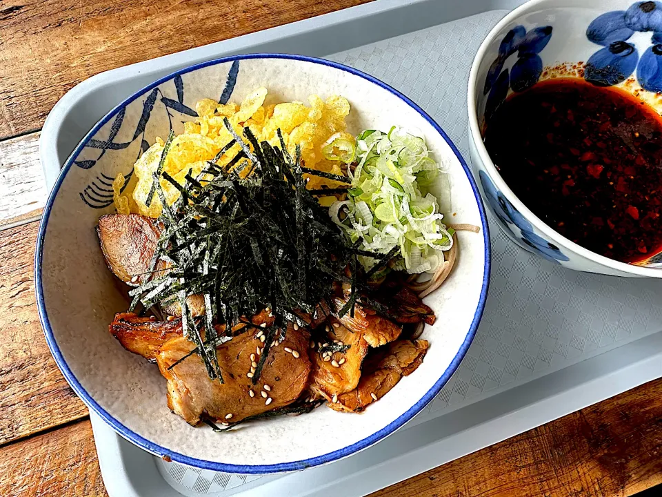 肉つけ蕎麦　¥1,000  @SANGA SOBA & COFFEE STAND  千葉へフェリーで🛳️ 金谷港近くの蕎麦とコーヒーとパンの美味しいお店で。|BUBUさん