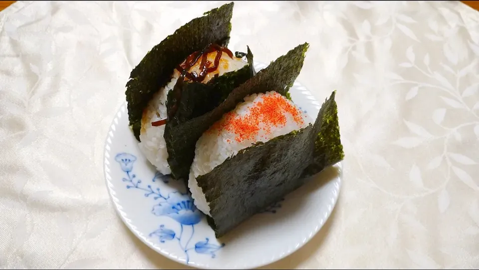 Snapdishの料理写真:10/5の夜勤弁当
おにぎり2種🍙
明太子のおにぎり
昆布佃煮のおにぎり|卯月さん