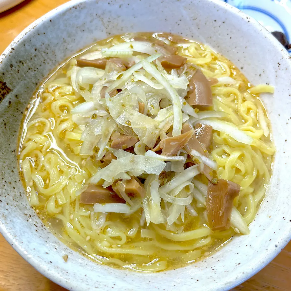 メンマと玉葱を柚子胡椒で和えのっけラーメン|Makokoさん