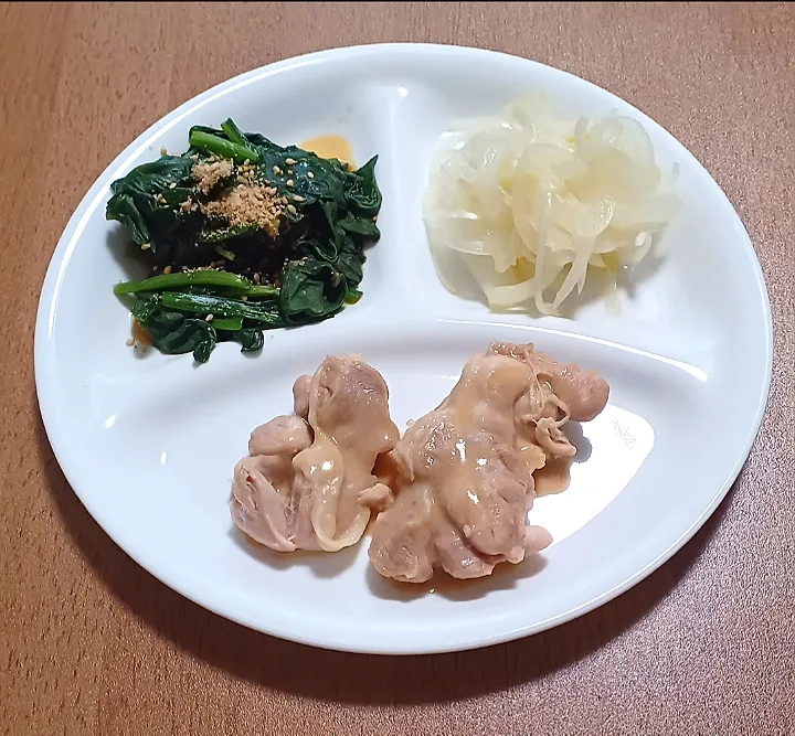 お一人様の晩御飯
鶏モモ肉のグリルごまダレかけ
ほうれん草のごま和え
だし酢玉ねぎ
ご飯🍚|ナナさん