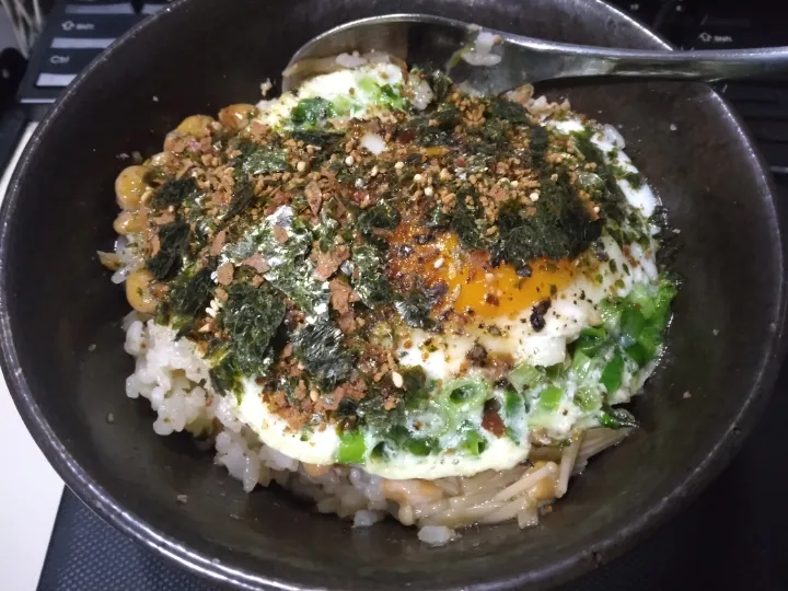 Snapdishの料理写真:なめ茸と肉そぼろ入りショゴス丼|darkbaronさん