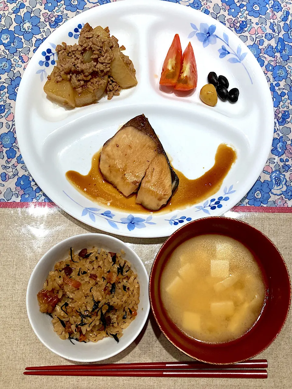 ブリの照り焼きと大根のそぼろ煮とひじきの炊き込みご飯|おしゃべり献立さん