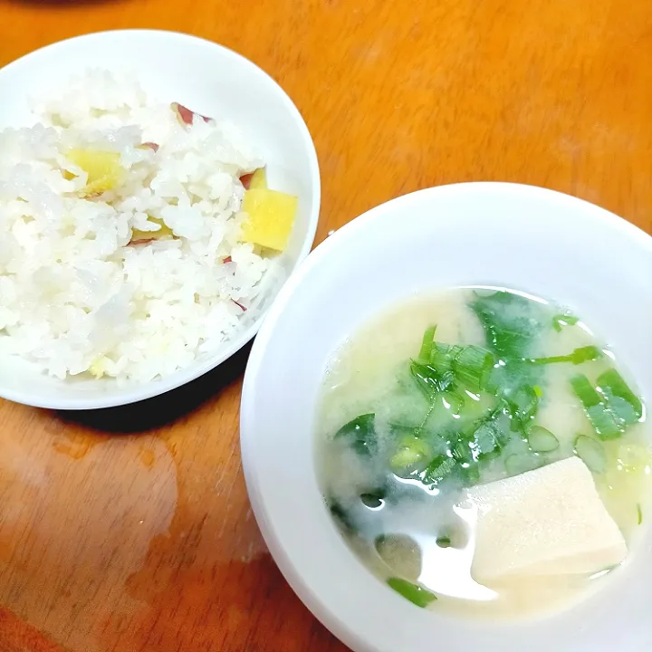 Snapdishの料理写真:さつまいもご飯、味噌汁|asuさん