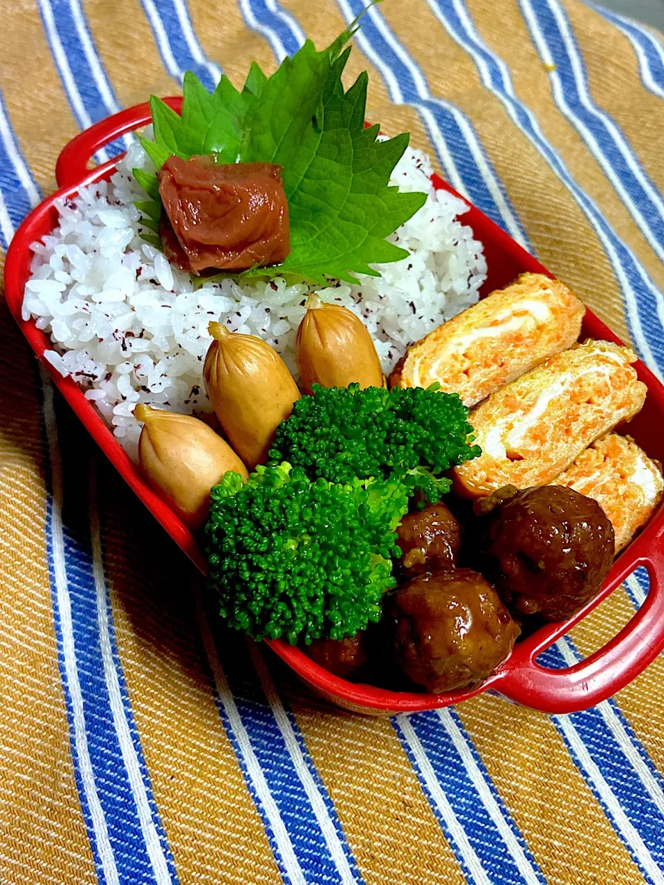 ゆかりごはんのお弁当。にんじん入り卵焼き。|renharuruさん