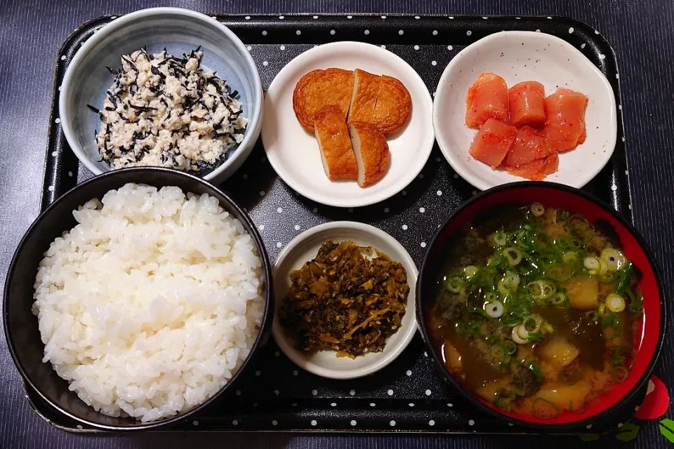 今日の朝ごはん（ごはんは新潟県魚沼産こしひかりに辛子明太子、さつま揚げ、ひじき白和え、なすとわかめのみそ汁、辛子高菜）|Mars＠釜飯作り研究中さん