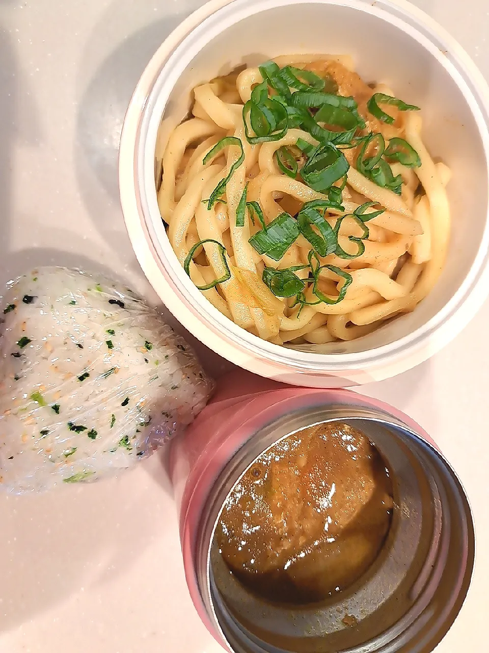 高３娘の昼弁・カレーうどん
高３娘の軽食・おむすび山の青菜|Sacchinさん