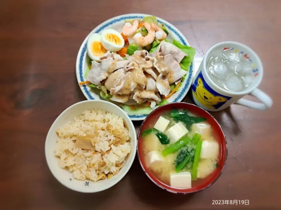 2023年8月19日の晩ご飯
豚しゃぶしゃぶ
えびとアボカドのサラダ
豆腐と小松菜のお味噌汁
焼酎水割り|ソラ♂のご飯さん