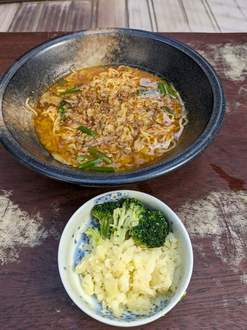 Snapdishの料理写真:ベランダで自家製カレー味噌ラーメン・ポテトサラダ|Tarou  Masayukiさん