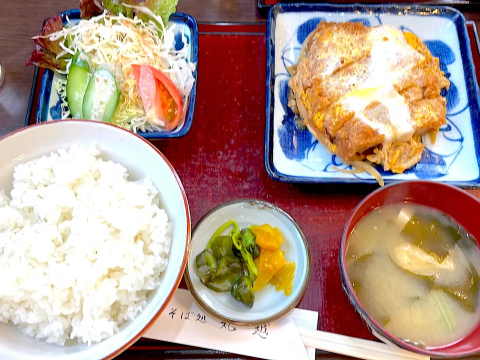 東大和市駅　そば処　丸越。カツに定食|ぽんぽこまめだ。さん