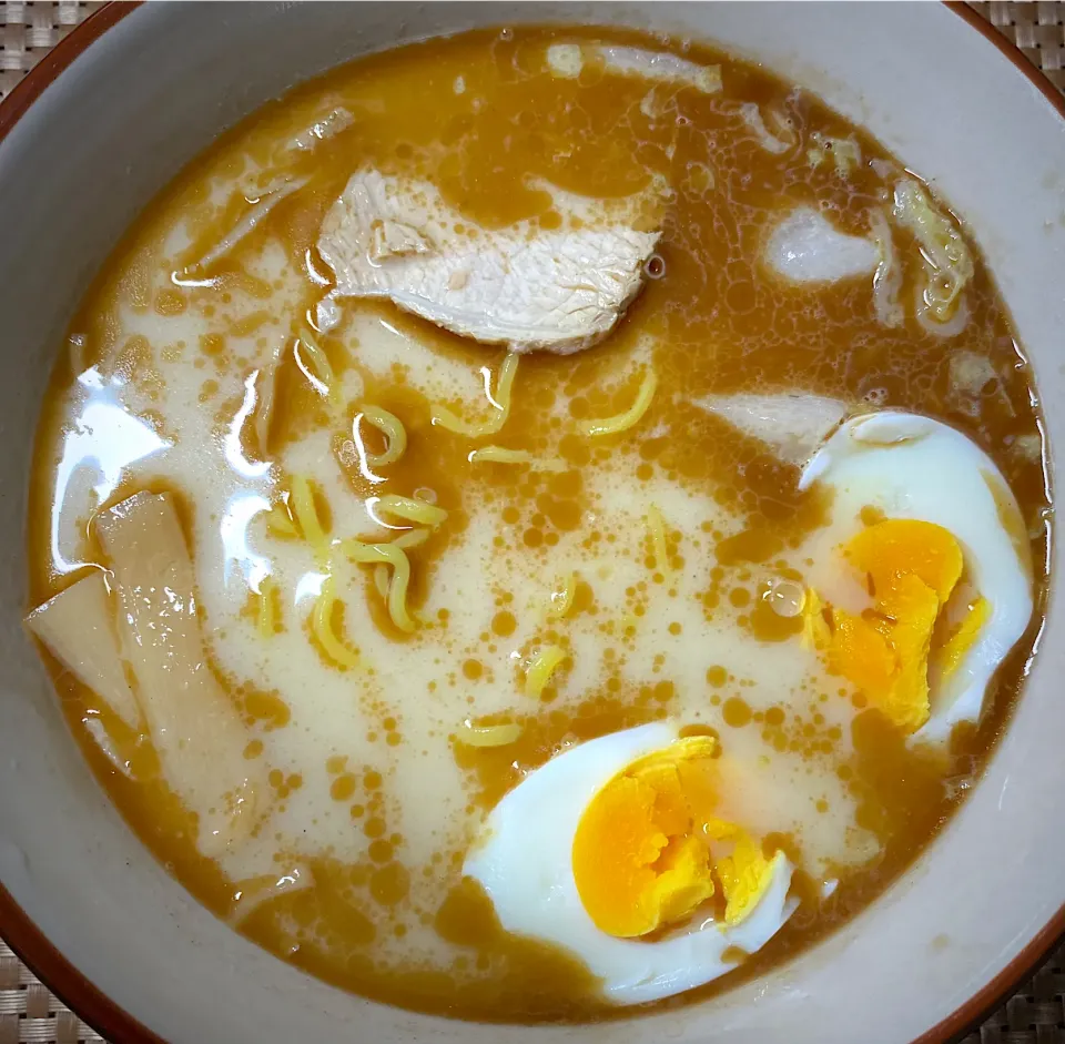 醤油とんこつラーメン🍜|すくらんぶるえっぐさん