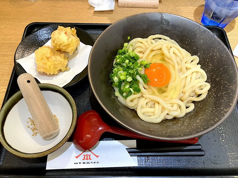 Snapdishの料理写真:釜玉うどんと鶏天ハーフ|しのぶさん