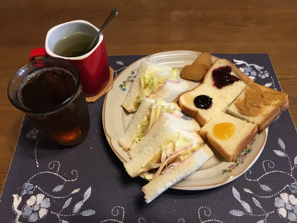 Snapdishの料理写真:サンドイッチ、各種ジャム＆フルーツスプレッドトースト、燻した沢庵、スープ、烏龍茶(昼飯)|enarinさん