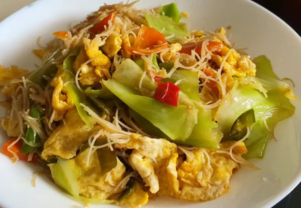 Messy beehoon with eggs cabbage carrots garlic shallots and chillies😋😋😋🤪|🌷lynnlicious🌷さん