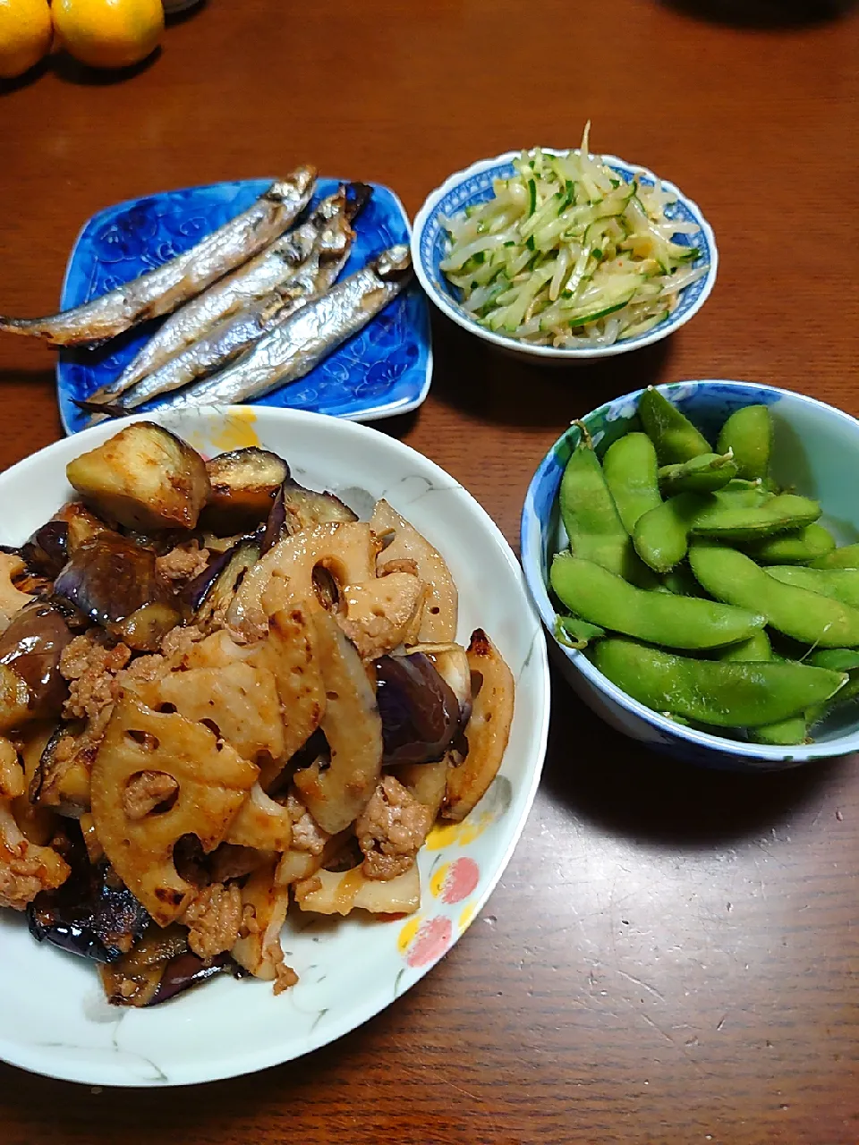 Snapdishの料理写真:レンコンと茄子の挽き肉炒め
ししゃも
枝豆
もやしときゅうりの中華和え|ぱやさん