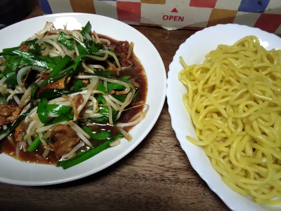 マルコメダイズラボのニラもやし炒めをのせて食べた焼きそば|にんにくと唐辛子が特に好き❤️(元シャリマー)さん