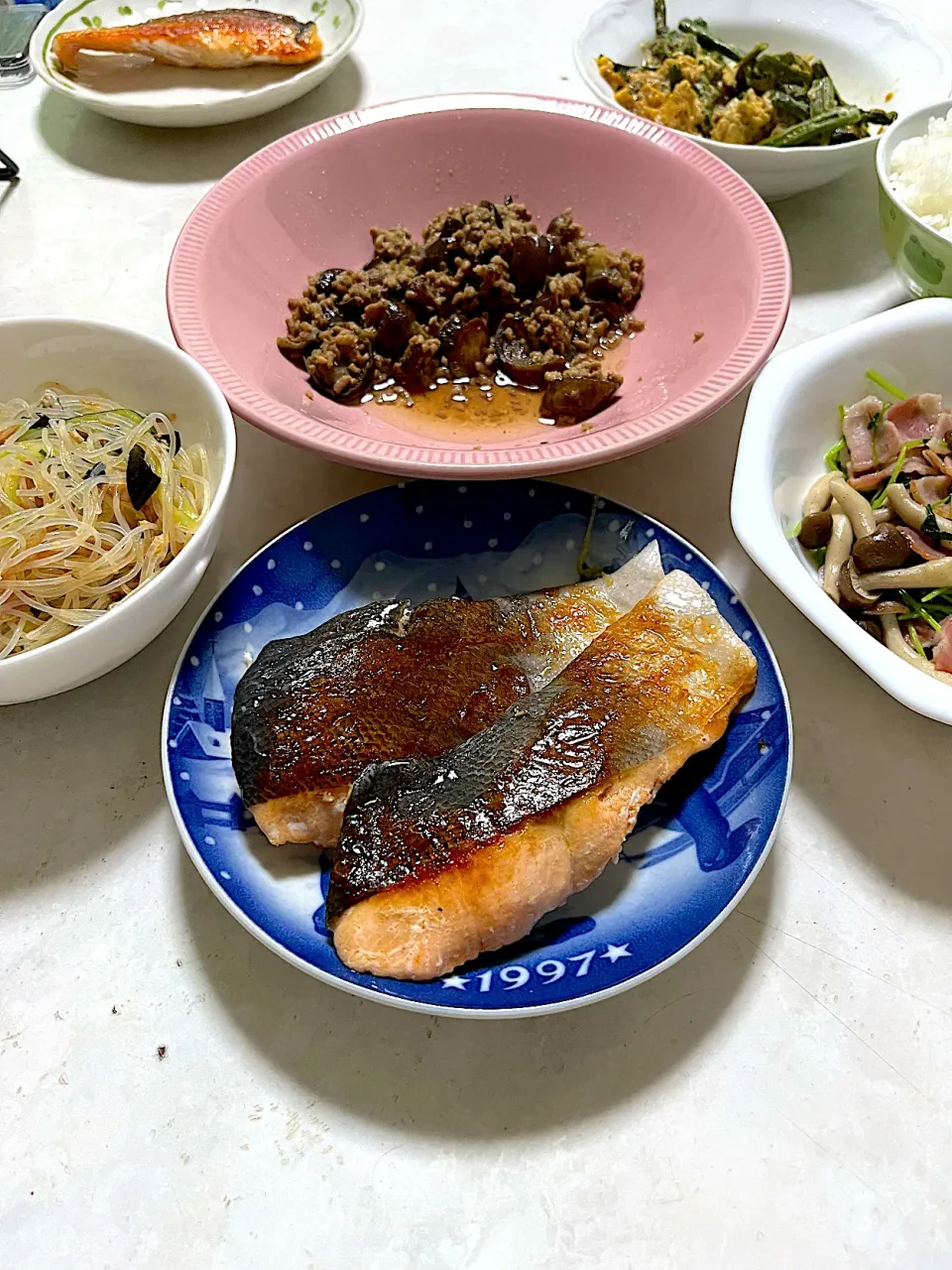 残り物のおかずに、シャケと豆苗炒めを足したらなんか豪華😁|ささるみさん