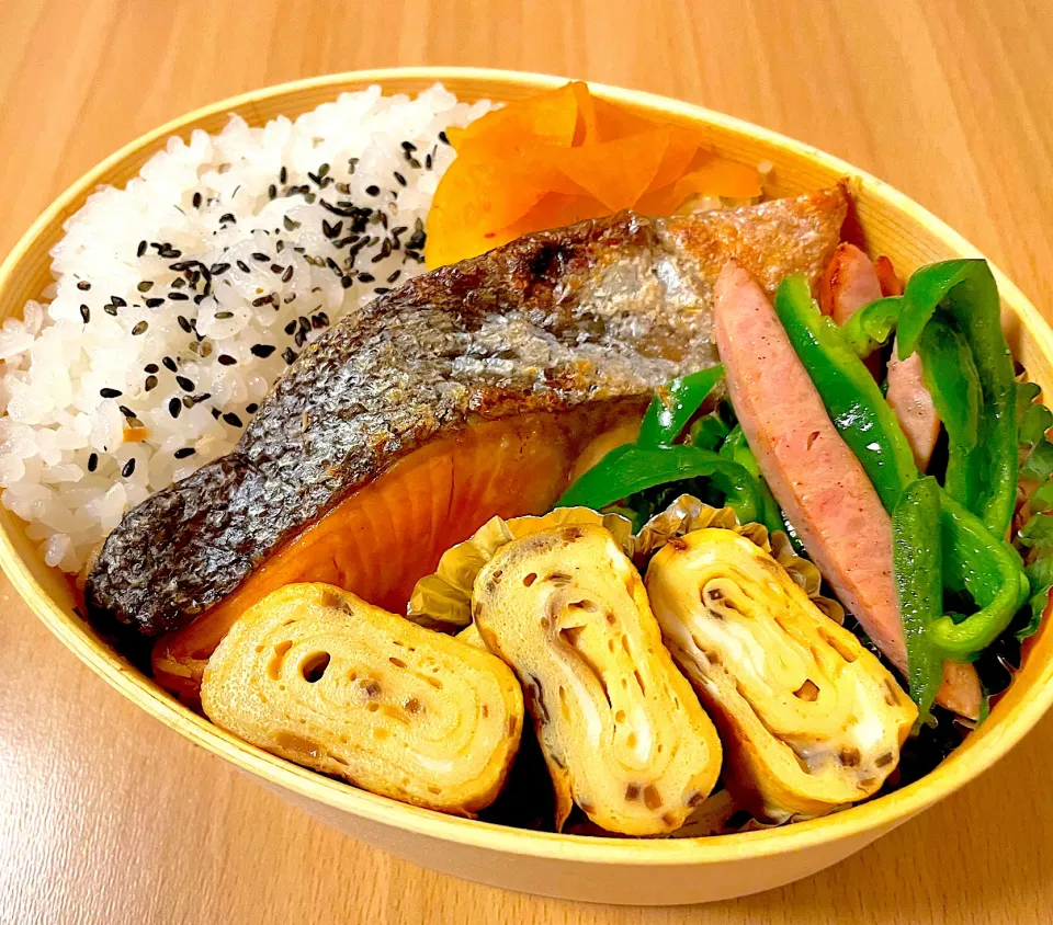 Snapdishの料理写真:【男メシ】久しぶり弁当（シャケ弁）|ワタルキャンプさん