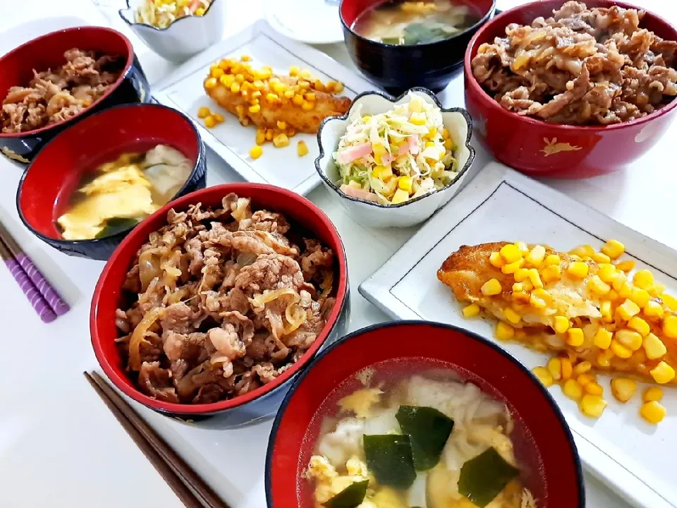 Snapdishの料理写真:夕食(,,>᎑<,,)
牛丼
カラスカレイとコーンのバター焼
コールスローサラダ
ワンタンと卵のワカメスープ|プリン☆さん