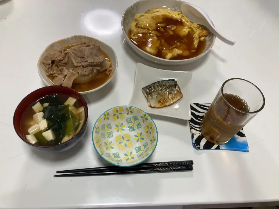 晩御飯ー。☆かに玉☆鯖☆豚バラ大根キムチ風味☆みそ汁（ワカメ・豆腐・揚げ）|Saharaさん