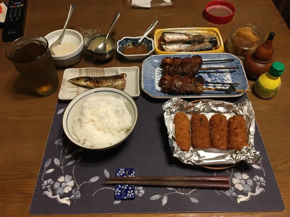 ご飯、秋刀魚の塩焼き、砂肝串、鶏つくね串＋万能味ソース、カニクリームコロッケ、鰯の煮付け、燻した沢庵、烏龍茶(夕飯)|enarinさん