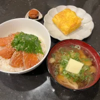 Snapdishの料理写真:サーモン漬け丼|noeさん