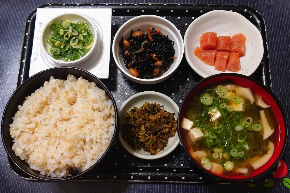 今日の朝ごはん（発芽玄米ごはんに辛子明太子、ひじき煮、納豆、エリンギとわかめのみそ汁、辛子高菜）|Mars＠釜飯作り研究中さん